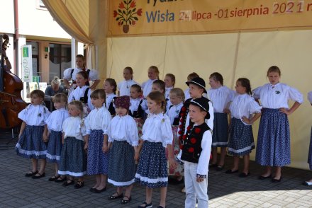 Piąty dzień Tygodnia Kultury Beskidzkiej w Wiśle - występy na małej estradzie na Pl. B. Hoffa - Zespół Mała Wisła